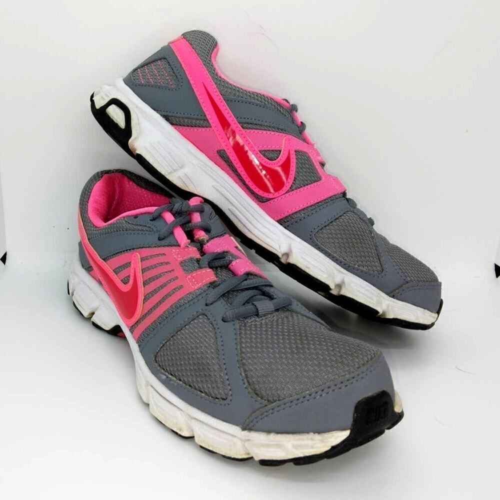 Nike Downshifter 5 Womens Pre-owned Gray w/Red Accents Running Sneakers - sz. 8